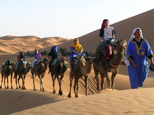 Les Pyramides Hotel Merzouga Esterno foto